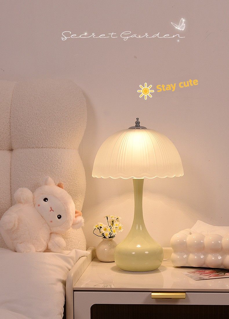 Lampada da comodino 2025 Nuova luce notturna romantica in stile crema per camera da letto principale moderna di lusso di fascia alta_voghion.com