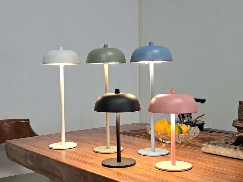 Atmosfera macaron, oscuramento, abbinamento colori, barra touch con piede alto, decorazione camera da letto, ingresso, ricarica notturna_voghion.com