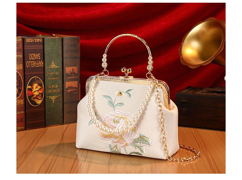 Nuova borsa da sera piccola con catena di lusso, ricamata a fiori, modello Qipao, in vendita a prezzi accessibili, da donna_voghion.com