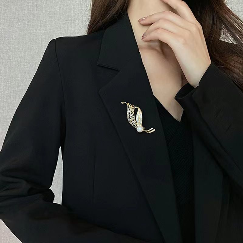 Korean version of leaf anti exposure brooch fashionable personality versatile diamond clothing accessories high grade pearl pin_voghion.com