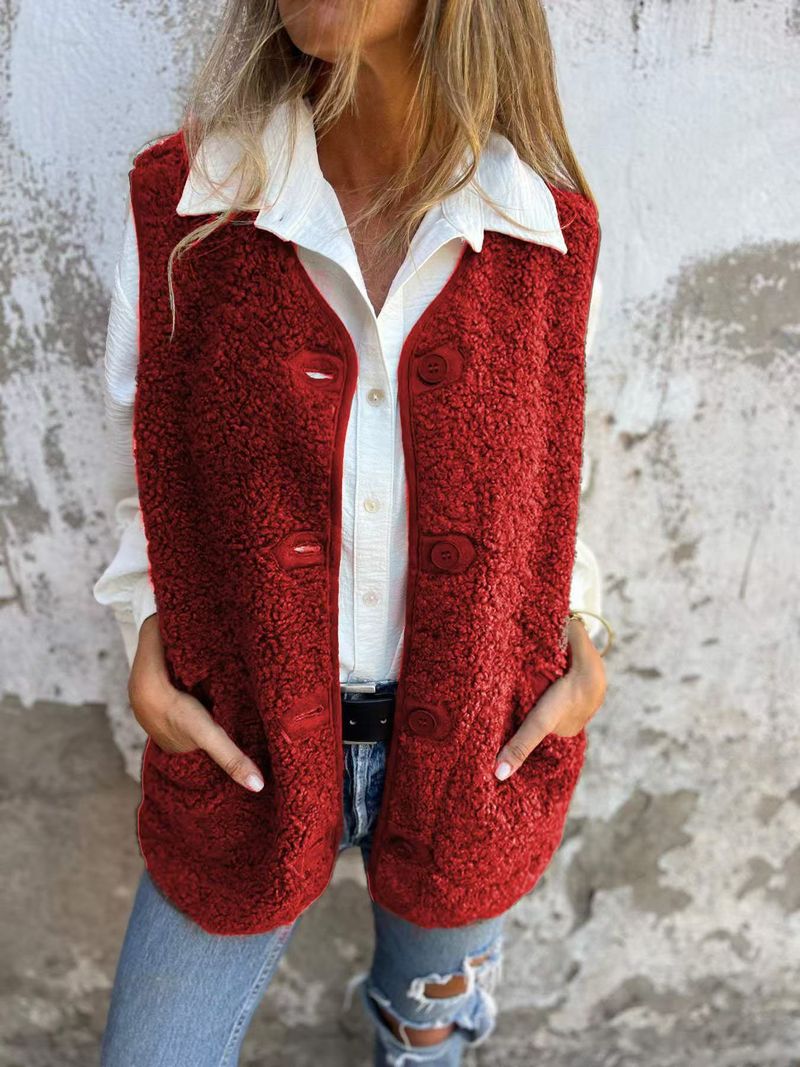 "Gilet da donna in pile di agnello con bottoni: un capo caldo ed elegante per l'autunno/inverno"_voghion.com