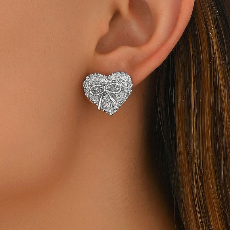 Boucles d'oreilles de style coréen au design minimaliste pour niche féminine, luxe léger, design en forme de cœur, boucles d'oreilles polyvalentes_voghion.com