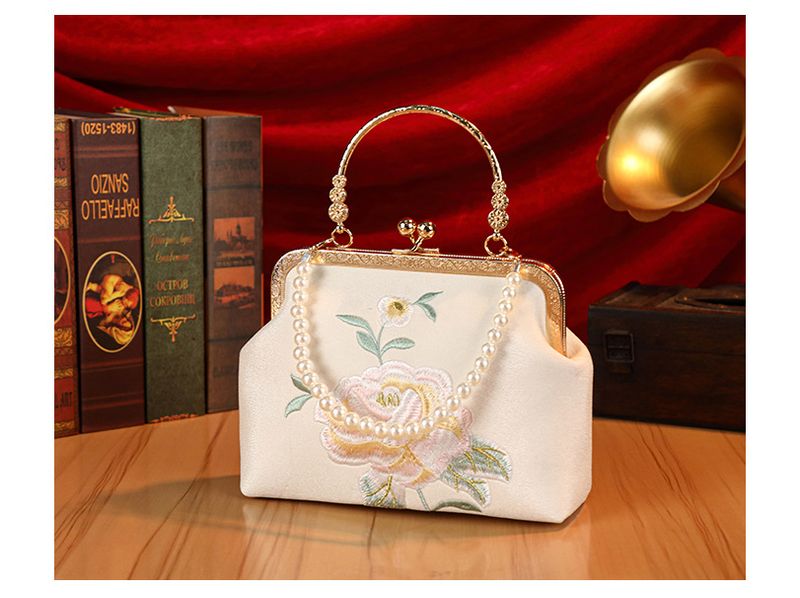 Nuova borsa da sera piccola con catena di lusso, ricamata a fiori, modello Qipao, in vendita a prezzi accessibili, da donna_voghion.com