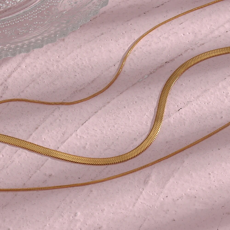 2025 Neuheiten Anlauffrei Edelstahl plattiert Fischgrätenmuster Dünne Schlangenschicht Sexy Damen Goldkette Halskette_voghion.com