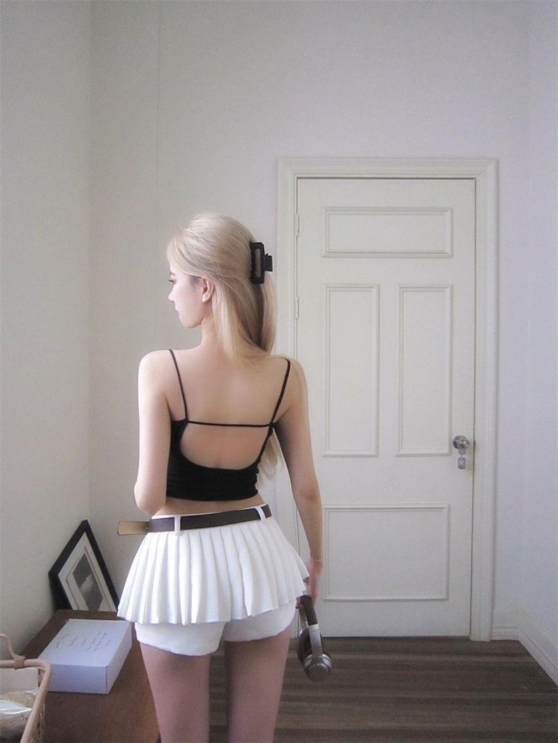 Heitt Meedchen mat Broschtpolster Récklos Camisole Kleng Weste Fra Sexy Schéin Réck Innenkleedung Design Sense Kuerz Top Äusserkleedung_voghion.com