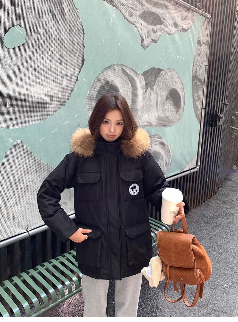 Zimowa kurtka puchowa damska – średniej długości parka robocza, z grubego białego puchu kaczego, ciepła i stylowa (lazurowo-czarna, rozmiar S/M/L)_voghion.com