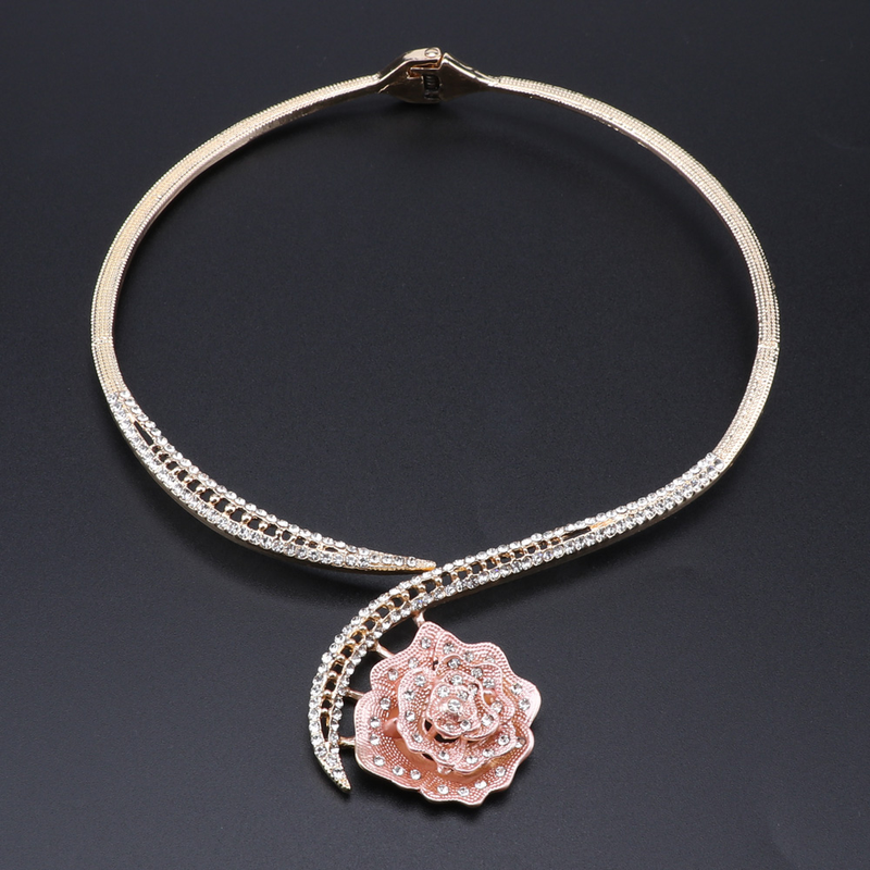 Set di gioielli con collana e orecchini in costume africano color oro Dubai, con cristalli e fiori di rosa._voghion.com