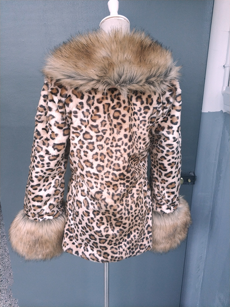 Damenmode im langen Damenpelzmantel Waschbärpelzmantel_voghion.com