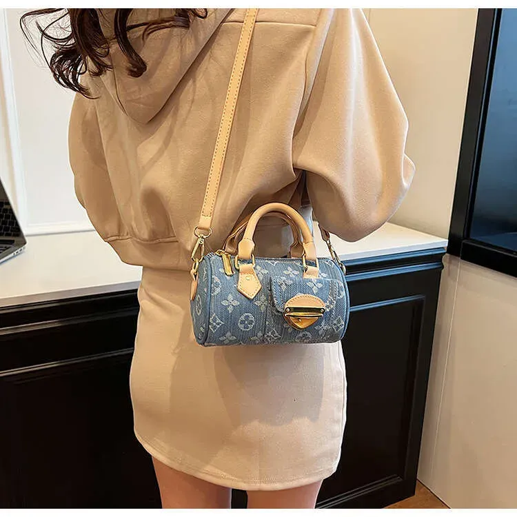 Nuovo designer per borse a cuscino da donna in denim intrecciato, borsa a mano, tracolla, moda trendy, borsa blu da donna_voghion.com