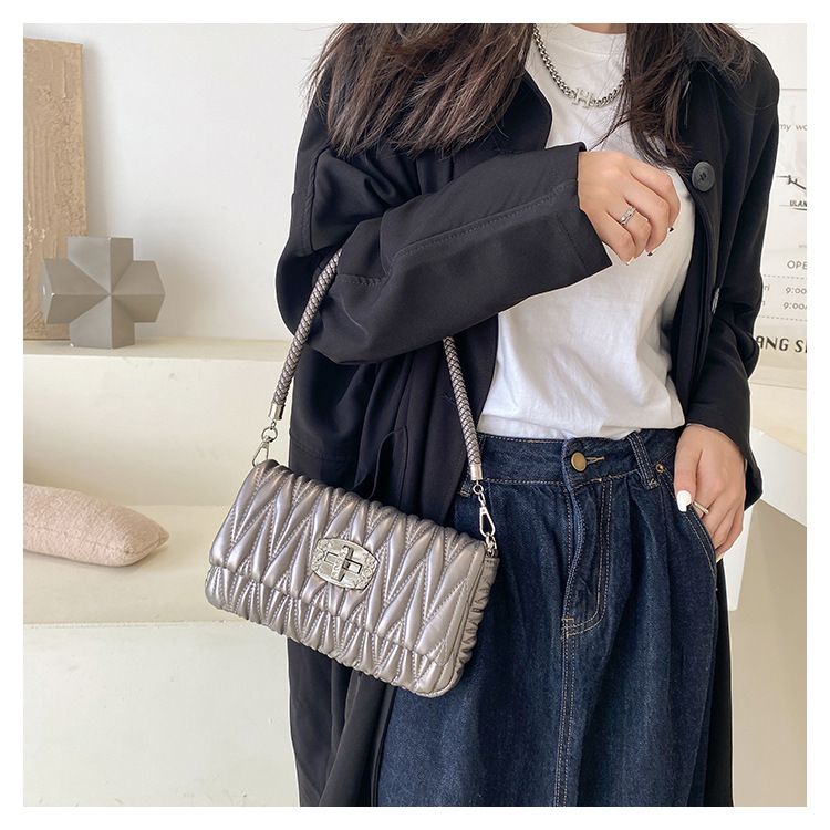 Fashionable and versatile niche chain bag one shoulder pleated diamond small fragrance style net celebrity ladies small bag ins shoulder bag_voghion.com