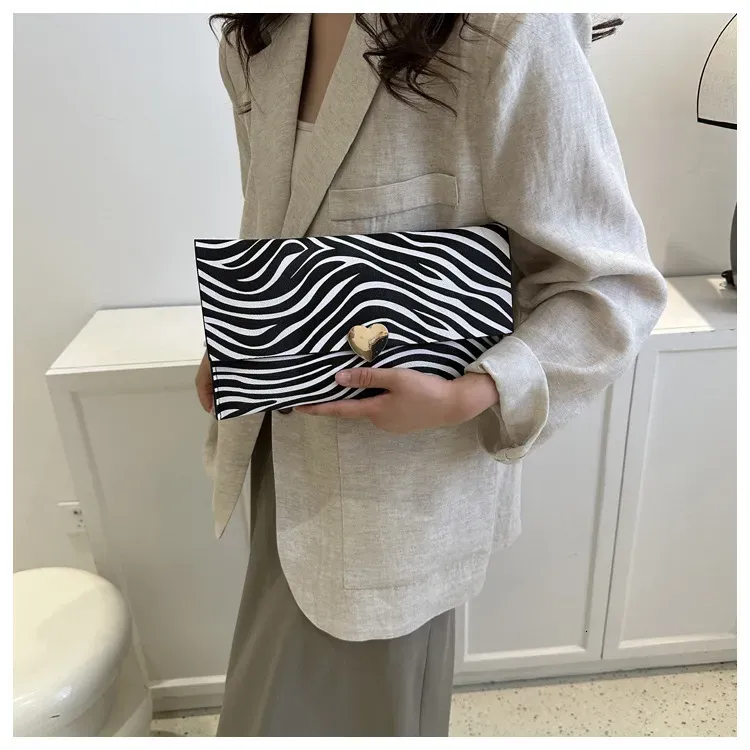 Portafoglio da donna di grande capacità in PU, alla moda, pochette con monete, chiuso, con stampa leopardata e a righe di mucca, 250314l_voghion.com