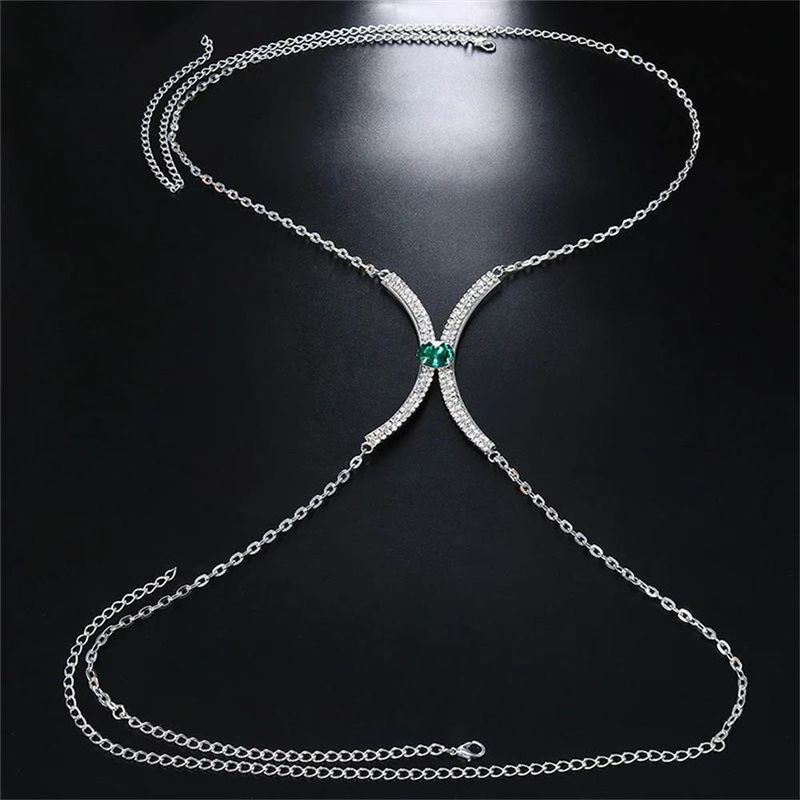 Moderne Körperkette mit geometrischem Muster und Strasssteinen_voghion.com