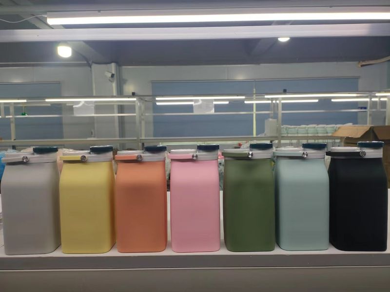 Gobelet à eau pliable en silicone portable pour sports de plein air, bouteille de lait de grande capacité, style nordique minimaliste, idéal pour les voyages_voghion.com