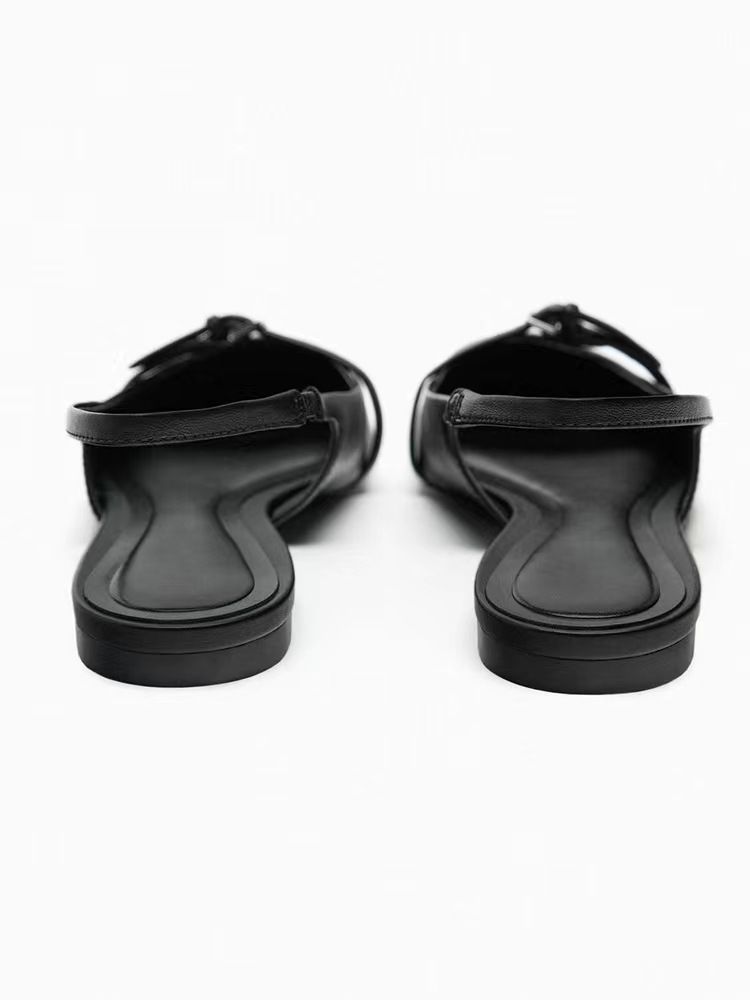 2024 Sommer neue koreanische Sandalen für Frauen schwarze spitze Zehenkappe mit einem Riemen hinten leer französische einfache Freizeitsandalen_voghion.com