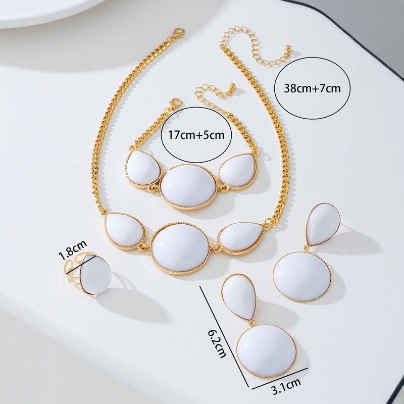 Set di gioielli da donna con collana, orecchini, bracciale e anello intarsiati con gocce d'acqua geometriche eleganti e alla moda_voghion.com