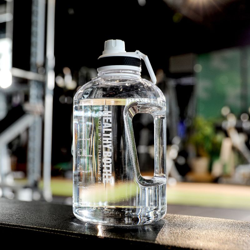 Botella de agua deportiva de fitness de moda de gran capacidad de color progresivo, botella de agua con pajita, taza espacial de plástico con asa portátil, taza de agua fría_voghion.com