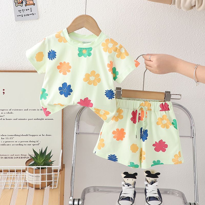 Neues Mädchen-Outfit, dünn und stilvoll, geeignet für Kinder im Sommer, Babys. Vollständig bedruckte, kurzärmelige Shorts mit Blumenmuster, zwei_voghion.com