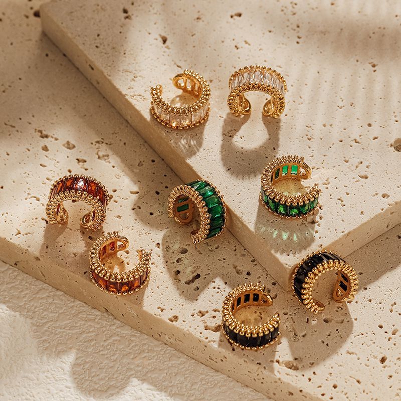 Clip per orecchini intarsiate con zirconi, temperamento a quattro colori, clip per osso dell'orecchio senza fori per le orecchie, orecchini di lusso leggeri a forma di C in vero oro placcato K in rame_voghion.com