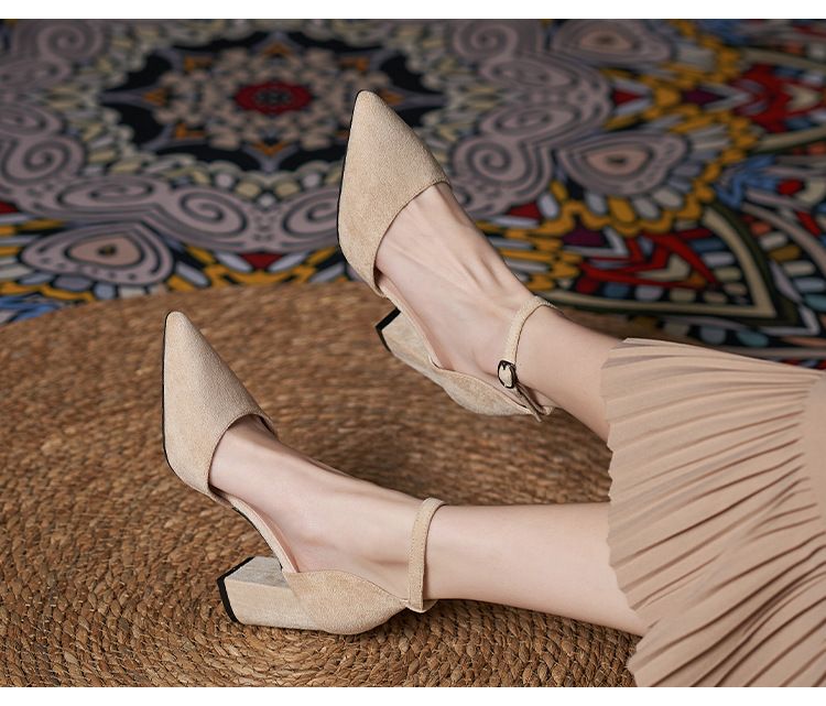 Kleine Damenschuhe passen zu großen dicken, hohlen High Heels für Damen sowie zu dicken und breiten Einzelschuhen_voghion.com