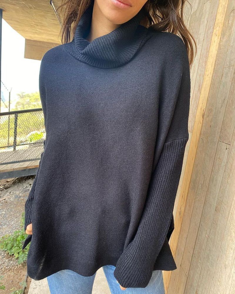 Dametrøje med høj hals, oversized pasform, mellemlang pullover med flagermusærmer, slidskant og bælte_voghion.com