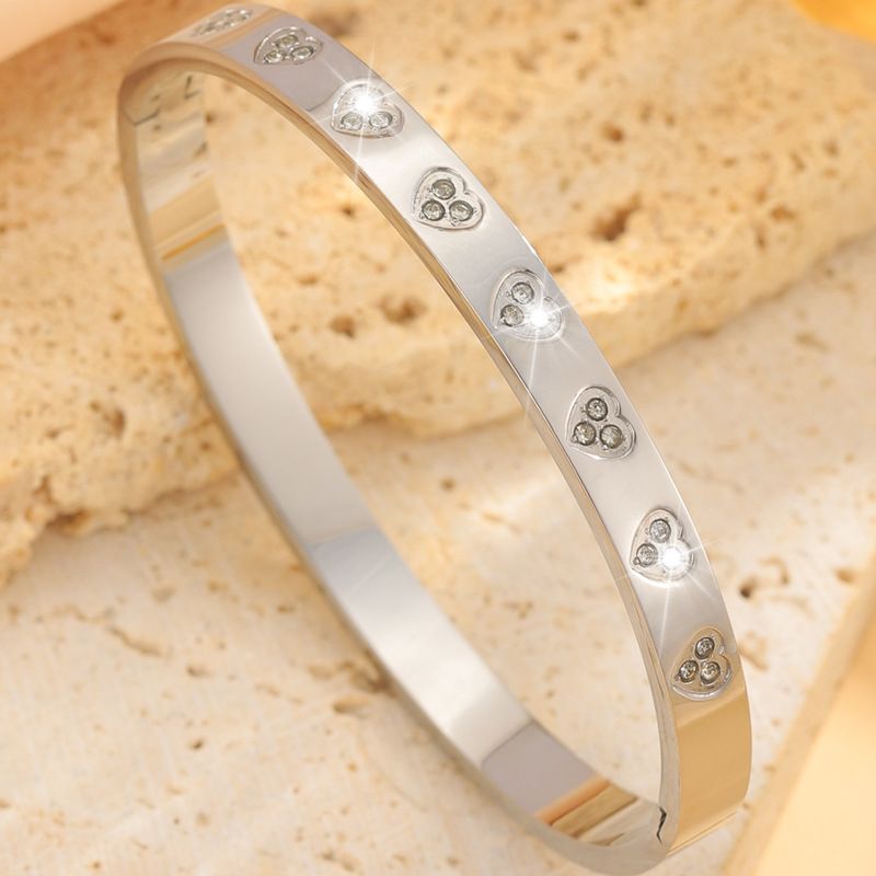 Bracciale alla moda in acciaio al titanio con diamanti a forma di cuore di pesca, modello per coppie, versione alta, leggero, lussuoso, in acciaio al titanio, resistente allo sbiadimento._voghion.com