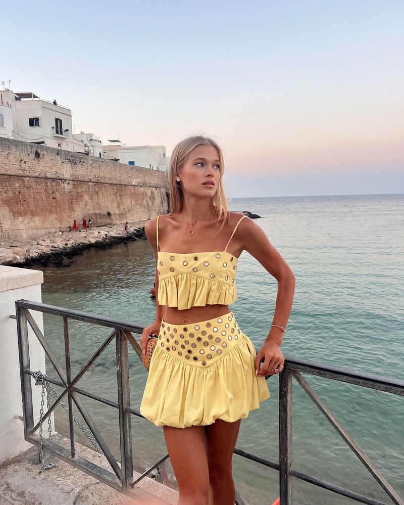 2025 Frühling Sommer Damenmode Casual Aushöhlen Plissee Pailletten Mini Weste Kurzen Rock Set_voghion.com