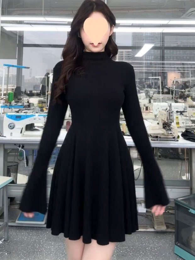 Jinchuan Chuan Lisun Schwarzes High-End-Kleid mit halbhohem Kragen, taillenabnehmenden ausgestellten Ärmeln und süß-würzigem Mädchenkleid_voghion.com