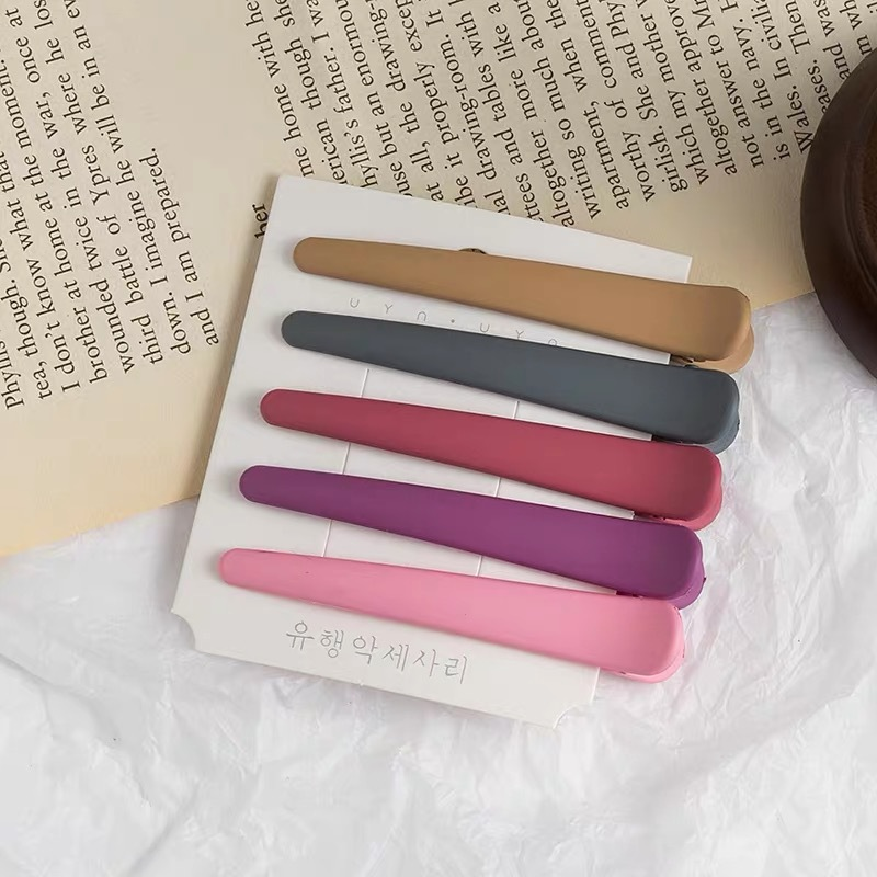 Matinis makiažas, didelis ančiukų prausiamasis veidas, internetinė raudona plaukų segtukas, minimalistiniai galvos apdangalai moterims_voghion.com