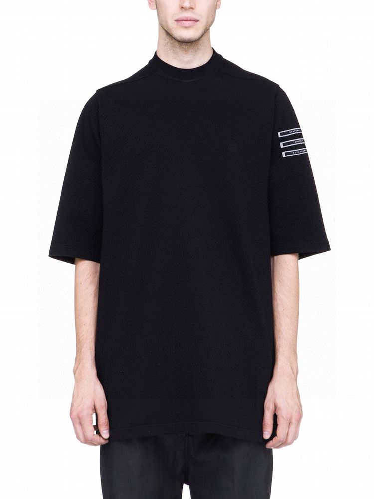 Męska koszulka z naszywką, luźna, z pięciopunktowym rękawem_voghion.com