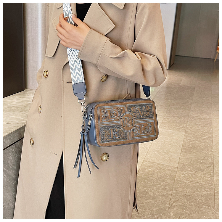 Sac pour appareil photo brodé de conception de Niche pour femmes, nouveau style transfrontalier, petit sac carré haut de gamme, sacs à bandoulière polyvalents, 2024_voghion.com