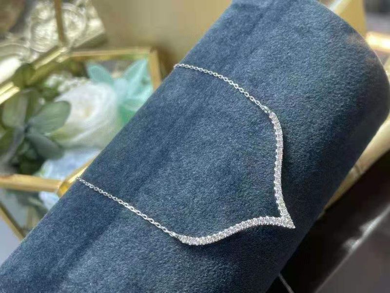 Collana da donna in oro con catena a clavicola semplice a forma di V in oro AU750_voghion.com