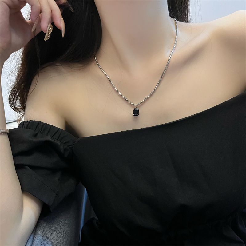 Süße, coole, doppelt gestapelte Halskette mit schwarzem Edelstein für Damen, Nischen-Premium-Design, Schlüsselbeinkette, Spice Girl-Halskette, Gezeiten-Accessoires_voghion.com
