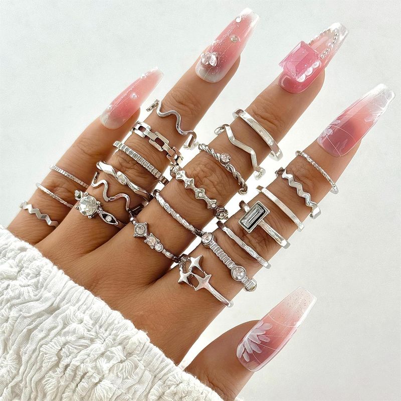 Anello a croce geometrica alla moda con cuore di diamanti intarsiato a vento e incastonato in più giunzioni_voghion.com