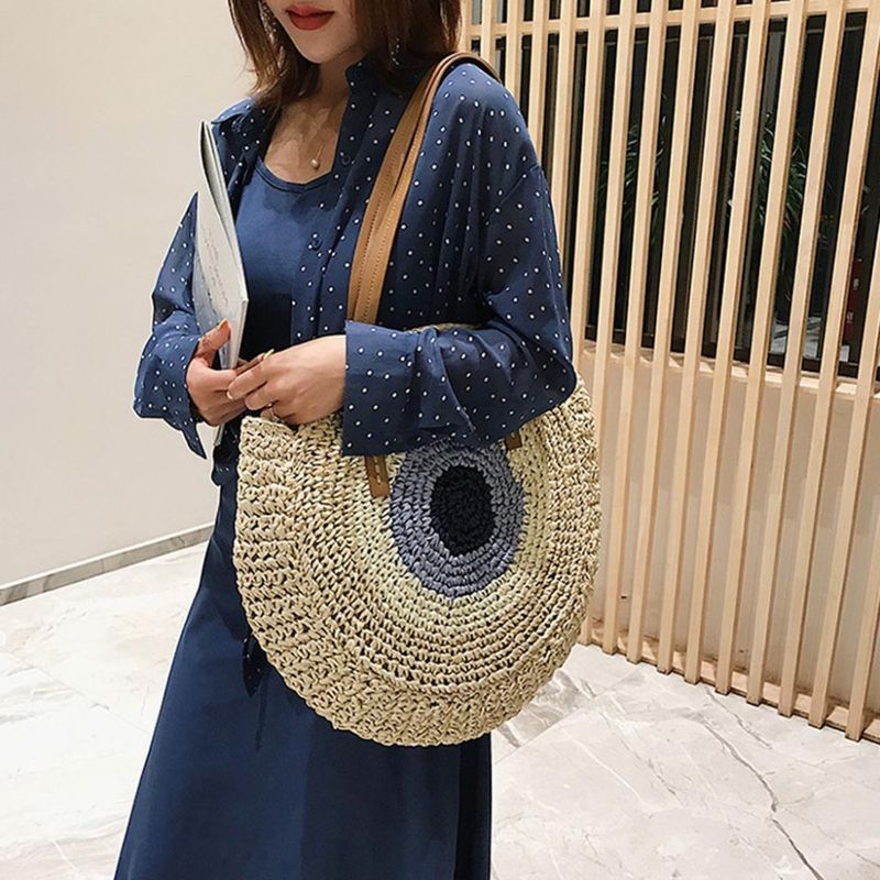 Borsa a tracolla in paglia intrecciata rotonda alla moda di grande capacità, fatta a mano, per l'estate, la spiaggia, i viaggi e le vacanze, da donna_voghion.com
