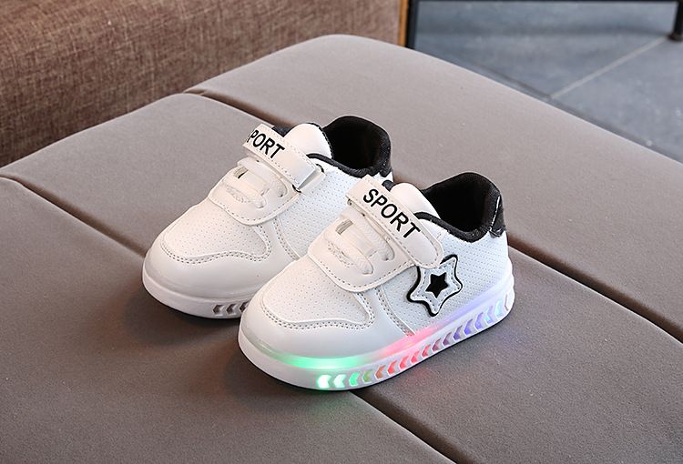 Chaussures de sport lumineuses pour enfants, édition coréenne, petites étoiles blanches à cinq branches, chaussures de marche pour bébés étudiants, nouvelle collection 2024_voghion.com