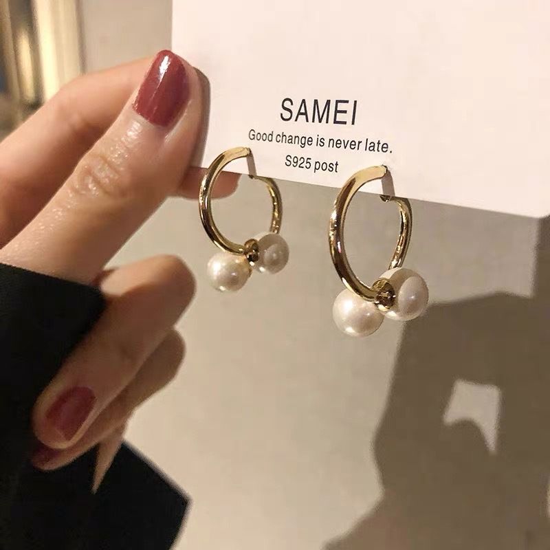Due modi per indossare orecchini di perle francesi, orecchini piccoli, semplici, con design a doppia C, temperamento in argento_voghion.com