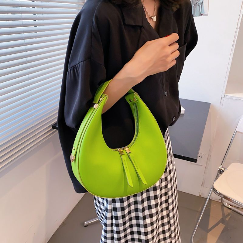 La nuova borsa di nicchia di quest'anno, borsa a mezzaluna a mezzaluna con spalla singola e ascellare di fascia alta da donna_voghion.com