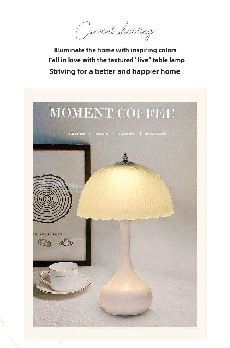 Lampada da comodino 2025 Nuova luce notturna romantica in stile crema per camera da letto principale moderna di lusso di fascia alta_voghion.com