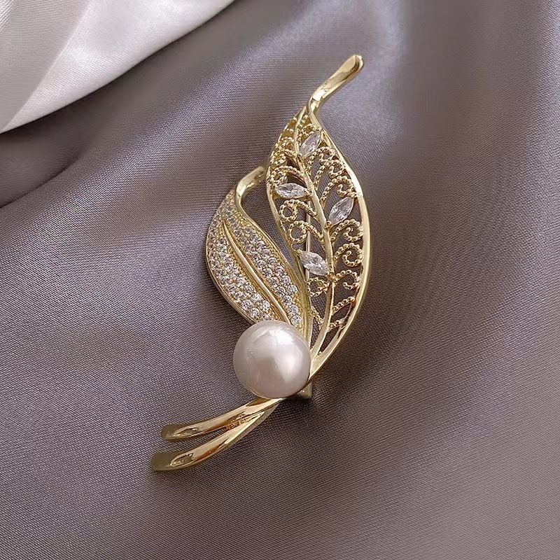 Korean version of leaf anti exposure brooch fashionable personality versatile diamond clothing accessories high grade pearl pin_voghion.com