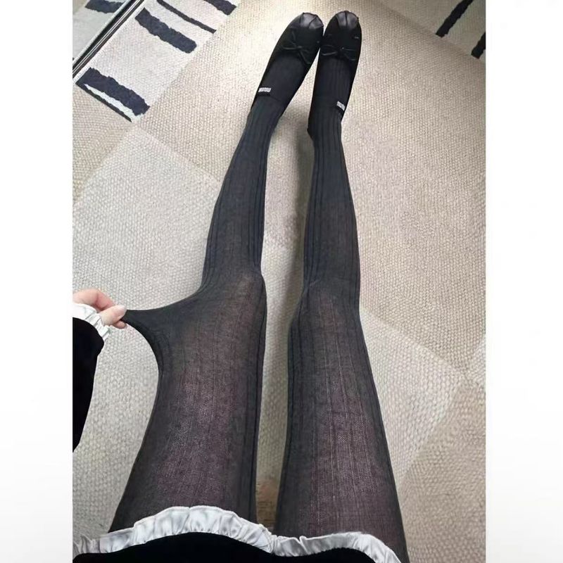 2025d Leichte Strumpfhosen im Miu-Stil für Damen, Frühling und Herbst, dünne, breit gestreifte Leggings aus aschgrauer Baumwolle_voghion.com