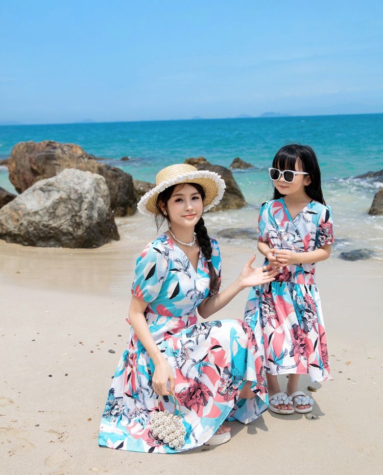 Familienkleidung, Familienkleid, Sommerkleid, eine dreiköpfige Familie, Mutter- und Tochterkleid, Reise-Urlaub, Strand-Set_voghion.com