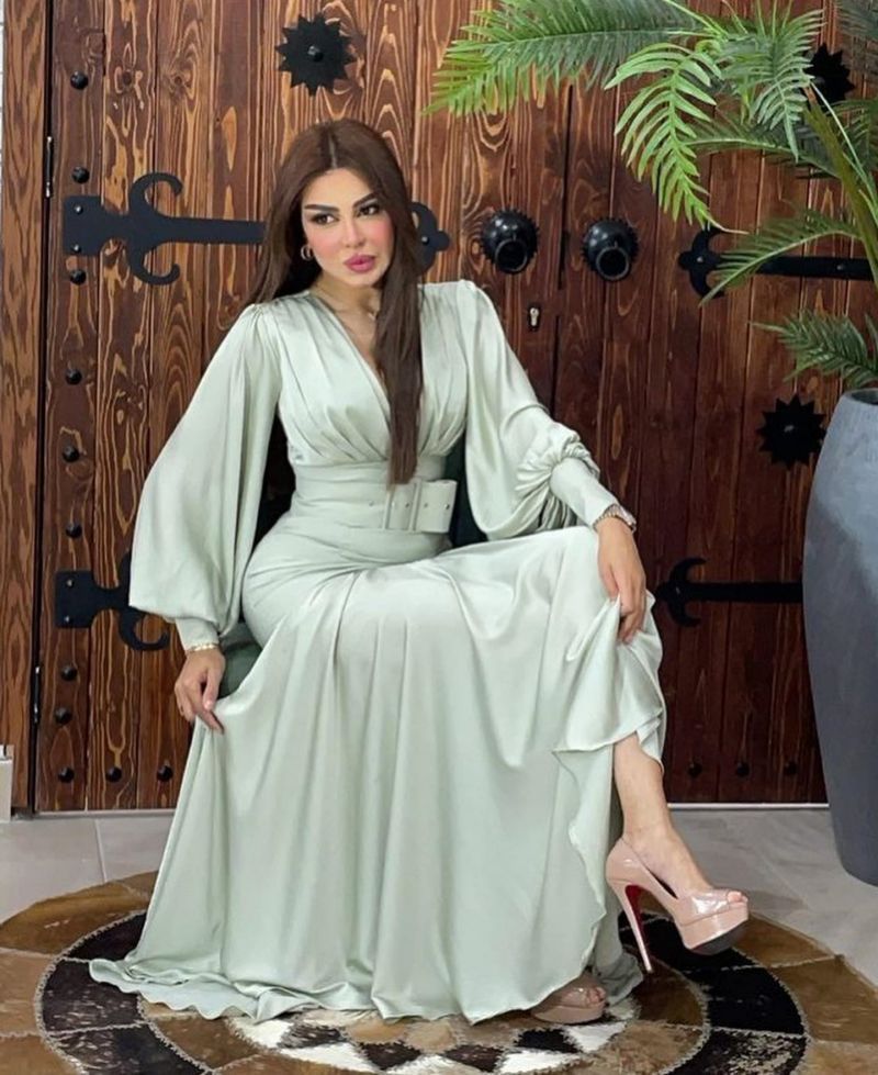 Rochie elegantă din satin, cu imprimeu floral, model elegant, model elegant pentru femei, model nou_voghion.com