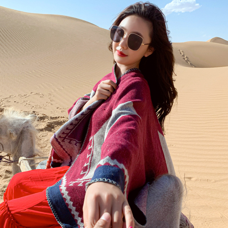 Turistické fotografie jezera Xizang Qinghai. Zabalené v šálu před dámským podzimním a zimním teplým oblečením._voghion.com