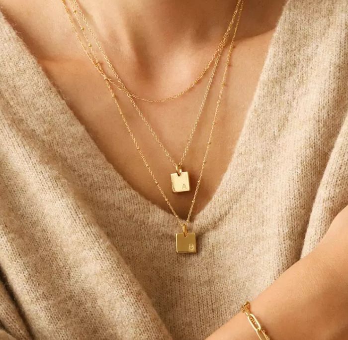 Collana da donna con 26 lettere incise in oro K personalizzate, collana alla moda in acciaio al titanio rettangolare con 26 lettere inglesi_voghion.com