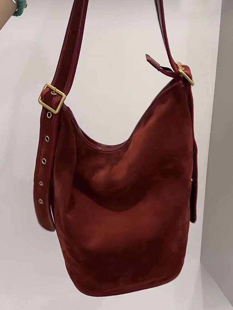 Sac seau à bandoulière en daim rouge avec ceinture décontractée, nouvelle mode automne-hiver 2025, personnalité polyvalente, niche légère_voghion.com
