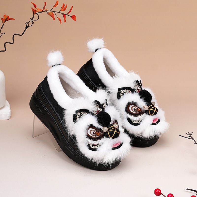 ShoeGlobe Schuhe aus echter Wolle und Baumwolle mit Tigerkopf- und Löwentanzmotiv, dick besohlen, handgefertigt und bestickt, im Ethno-Stil (1913-26)_voghion.com