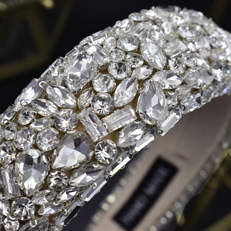 Lesklá čelenka s hustou houbou plná diamantů Svatební ručně vyráběné doplňky k večerním šatům čelenky_voghion.com