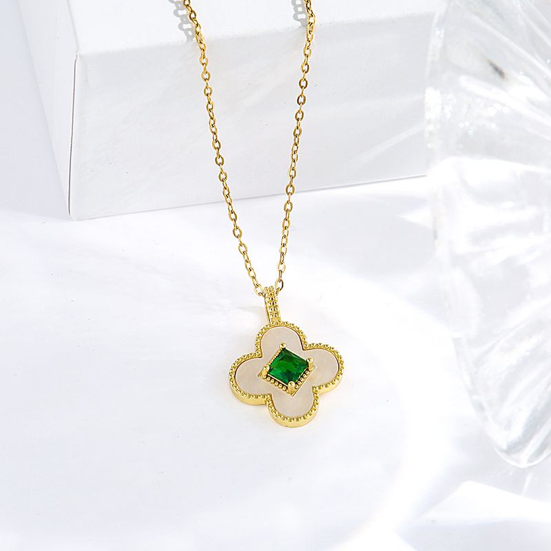 Nouveau collier pour femme en acier titane orné d'un trèfle à quatre feuilles émeraude, avec pendentif en zircon micro-incrusté et nacre._voghion.com