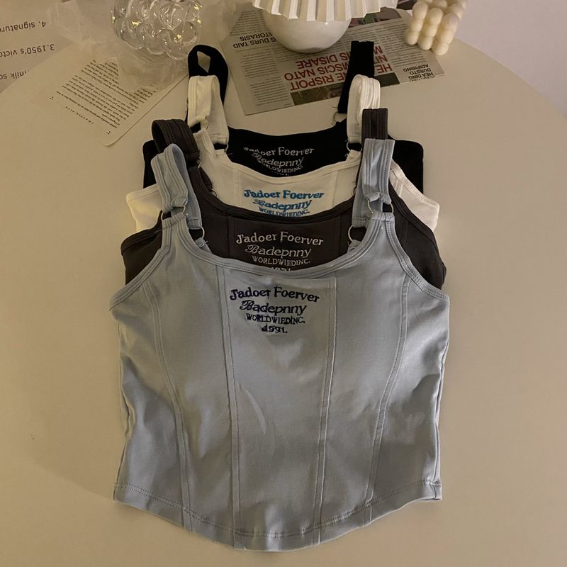 Kuuma tüdruku kevadsärgi tikitud kirjaga kitsas lõige ja rinnahoidjaga ülaosa_voghion.com