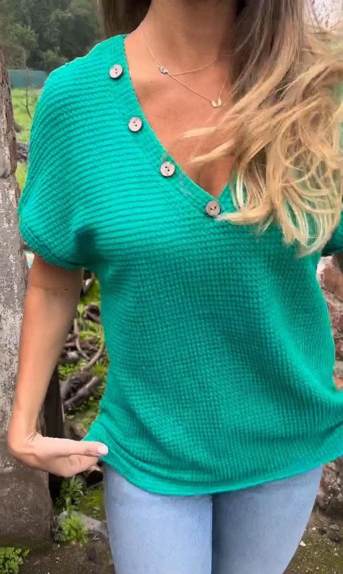 2024 Frühjahr/Sommer Neues gestricktes T-Shirt Mode V-Ausschnitt Knopf Kurzarm Top Damenbekleidung_voghion.com